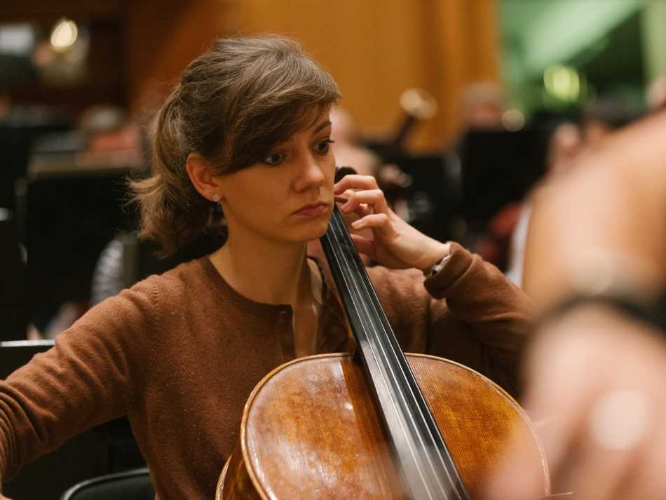 Marta Kordykiewicz mitten im Orchester mit Cello