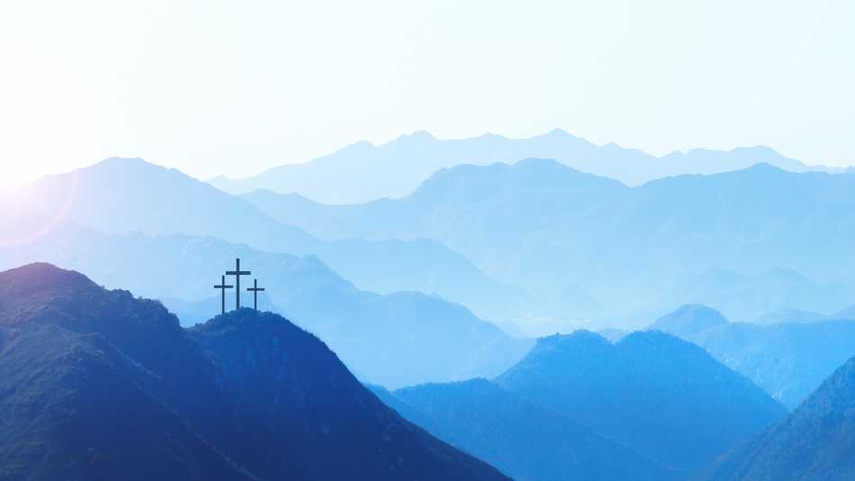 Bergpanorama mit drei Kreuzen zu den "Sieben letzten Worten..."